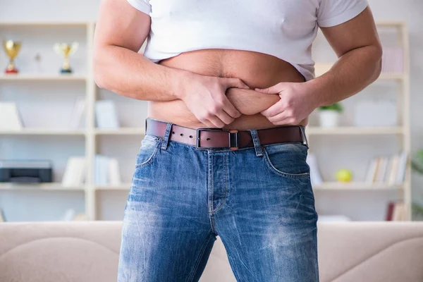 Hombre que sufre de peso extra en concepto de dieta — Foto de Stock