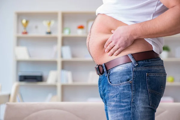 Homme souffrant de poids supplémentaire dans le concept de régime alimentaire — Photo