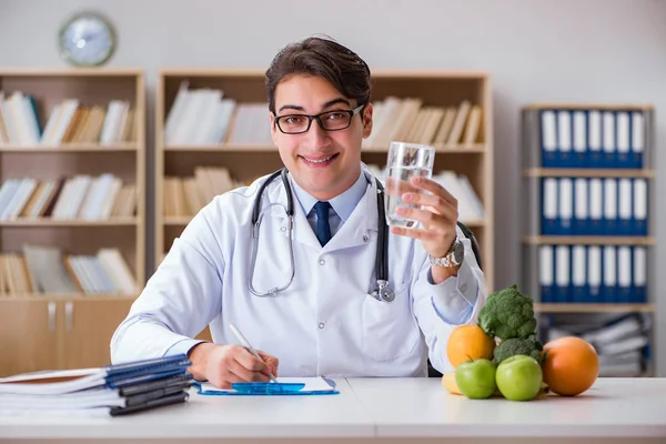 Bilim adamı çeşitli gıdalarda besin araştırması yapıyor