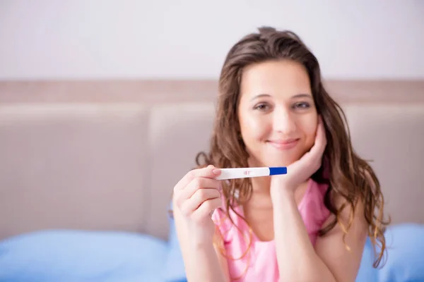 Mulher com teste de resultados de gravidez — Fotografia de Stock
