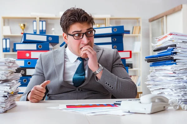 İşadamı evrak işleriyle meşgul.