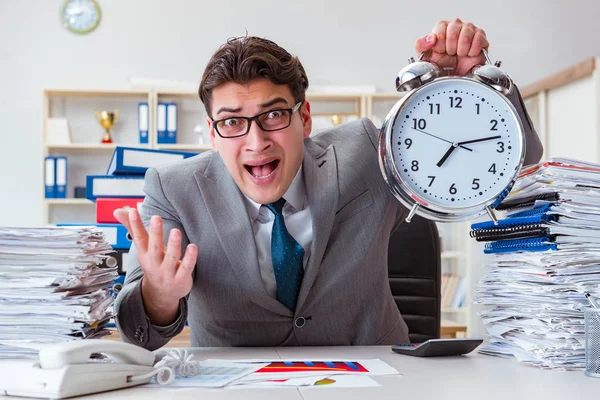 İş adamı aşırı çalışma nedeniyle teslim tarihini kaçırıyor