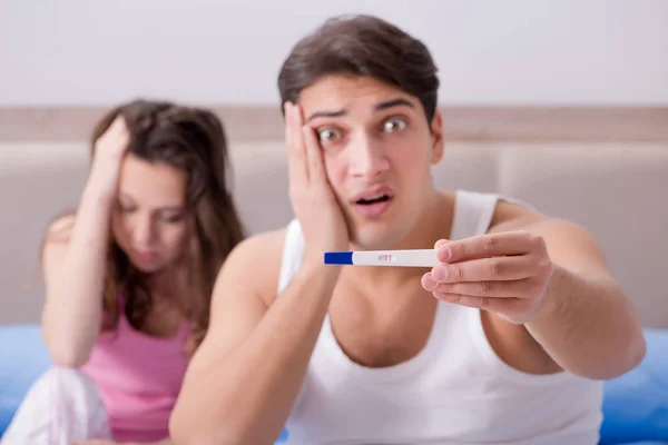 Mladá rodina s výsledky těhotenských testů — Stock fotografie