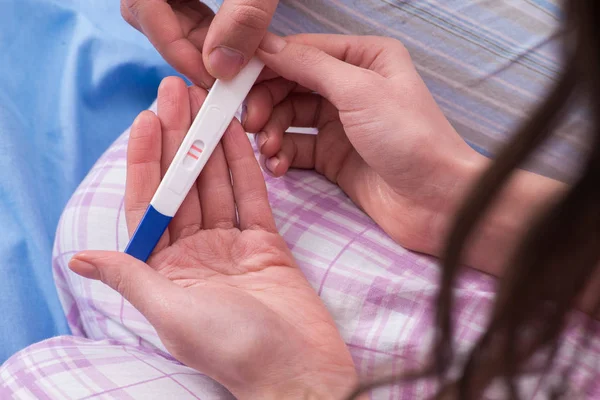 Jonge familie met zwangerschapstest resultaten — Stockfoto