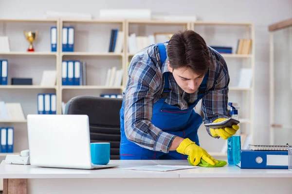 Ofiste çalışan erkek temizlikçi.