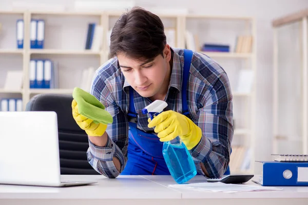 Ofiste çalışan erkek temizlikçi.