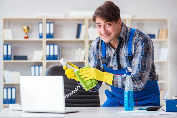 Nettoyant masculin travaillant dans le bureau — Photo