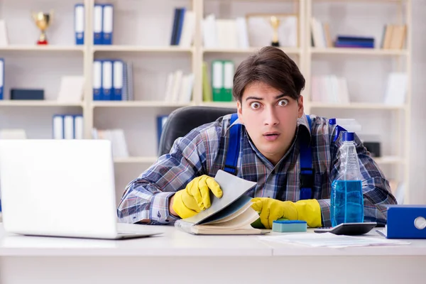 Man cleaner stealing confidential documents — Stock Photo, Image