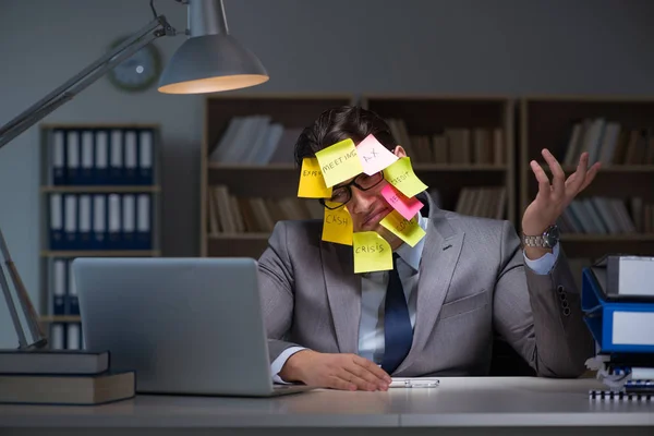 Geschäftsmann bleibt spät dran, um Prioritäten zu setzen — Stockfoto