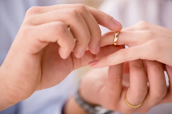 Familia joven en el concepto de divorcio matrimonial —  Fotos de Stock