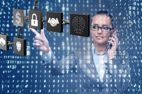 Engelleme zinciri kripto para birimi kavramında iş kadını