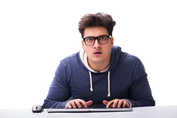 Lustige Nerd-Mann arbeitet am Computer isoliert auf weiß — Stockfoto