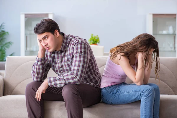 Parçalanmış ilişki konseptinde genç bir aile