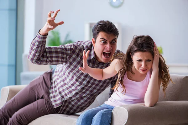 Parçalanmış ilişki konseptinde genç bir aile