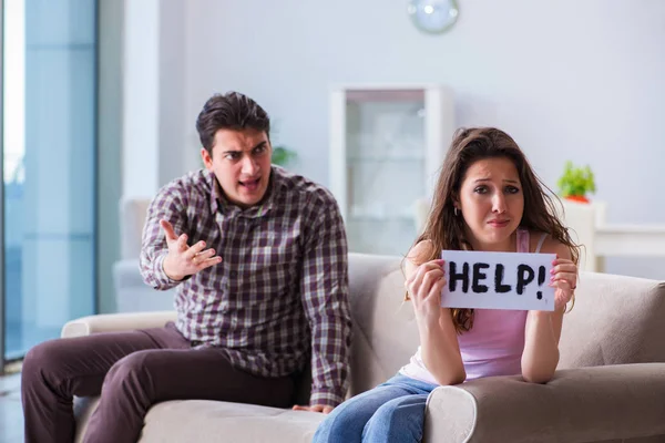 Parçalanmış ilişki konseptinde genç bir aile