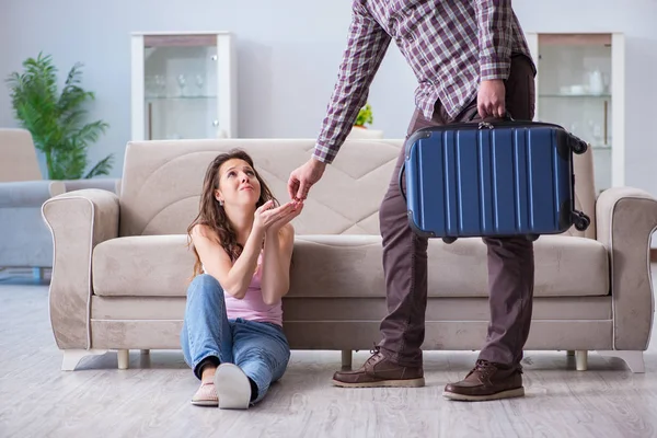 Familia joven en concepto de relación rota — Foto de Stock