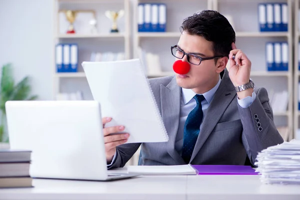 Homme d'affaires clown dans le bureau — Photo