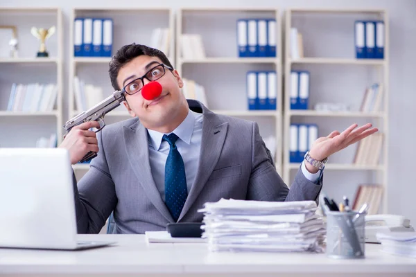 在办公室工作的小丑商人灰心丧气 — 图库照片