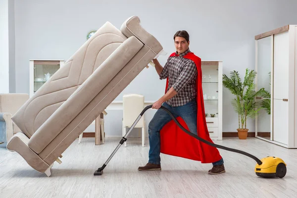 Süper kahraman temizleyicisi evde çalışıyor.