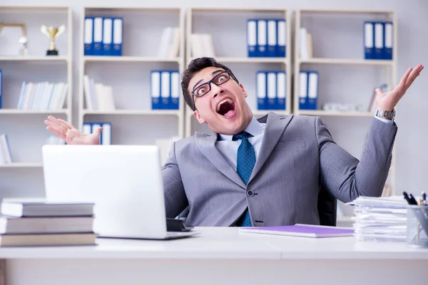 Смішний бізнесмен клоун грає дурно в офісі — стокове фото