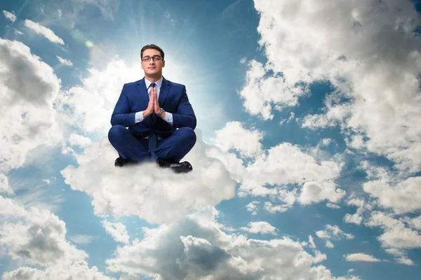 Biznesmen medytujący na niebie — Zdjęcie stockowe