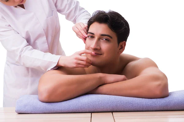 Hombre guapo en concepto de masaje spa —  Fotos de Stock