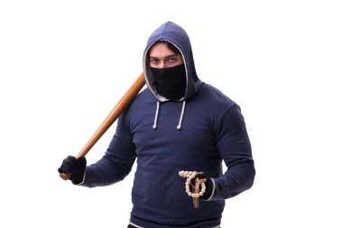 Beyazda beysbol sopası olan genç bir holigan.