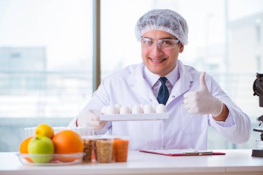 Besin uzmanı gıda ürünlerini laboratuarda test ediyor.