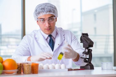 Besin uzmanı gıda ürünlerini laboratuarda test ediyor.