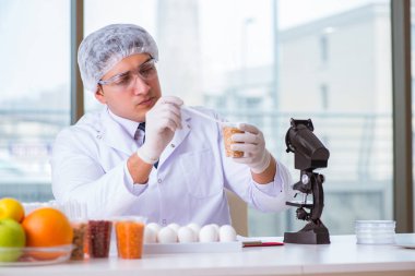 Besin uzmanı gıda ürünlerini laboratuarda test ediyor.