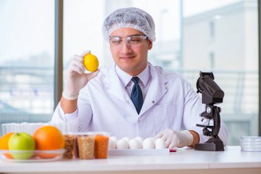 Besin uzmanı gıda ürünlerini laboratuarda test ediyor.