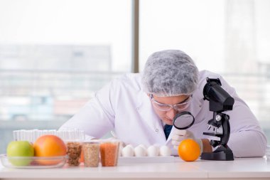 Besin uzmanı gıda ürünlerini laboratuarda test ediyor.