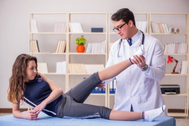 Erkek doktor spor sakatlığıyla ilgileniyor.