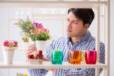 Genç yakışıklı dükkândan alışveriş yapıyor.