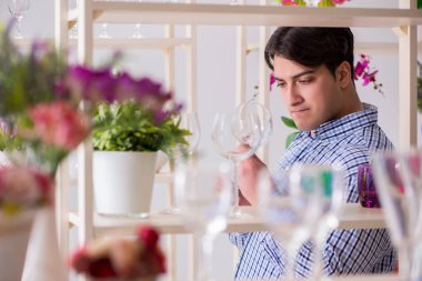 Genç yakışıklı dükkândan alışveriş yapıyor.