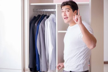 Genç işadamı iş için giyiniyor.