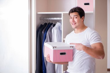 Genç işadamı iş için giyiniyor.