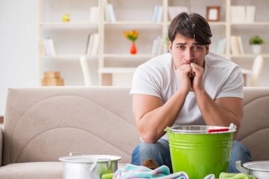 Evdeki adam, komşu sel sızıntısıyla uğraşıyor.