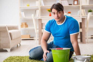 Evdeki adam, komşu sel sızıntısıyla uğraşıyor.