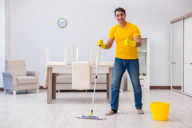 Genç adam evde iş yapıyor.