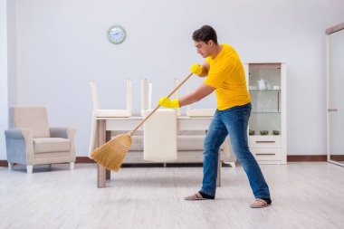 Genç adam evde iş yapıyor.