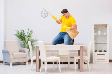 Genç adam evde iş yapıyor.