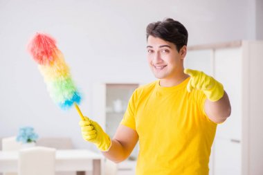 Genç adam evde iş yapıyor.