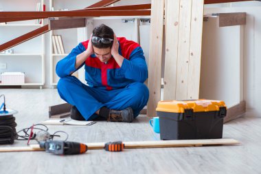 Genç marangoz kendini kötü hissetmekten yoruldu.