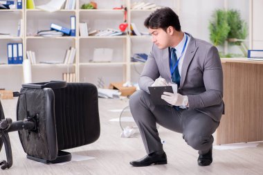 Görevdeki suç soruşturması sırasında genç adam