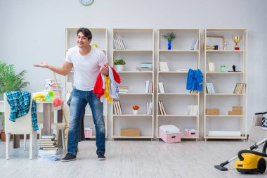 Adam evi temizliyor.