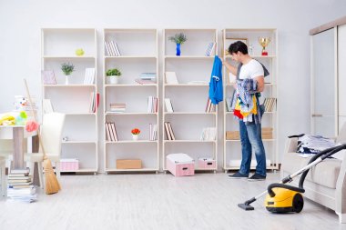 Adam evi temizliyor.