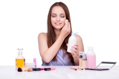 Beyaz tenli, güzel makyajlı genç bir kadın.