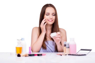 Beyaz tenli, güzel makyajlı genç bir kadın.