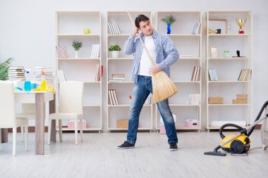 Adam evi temizliyor.